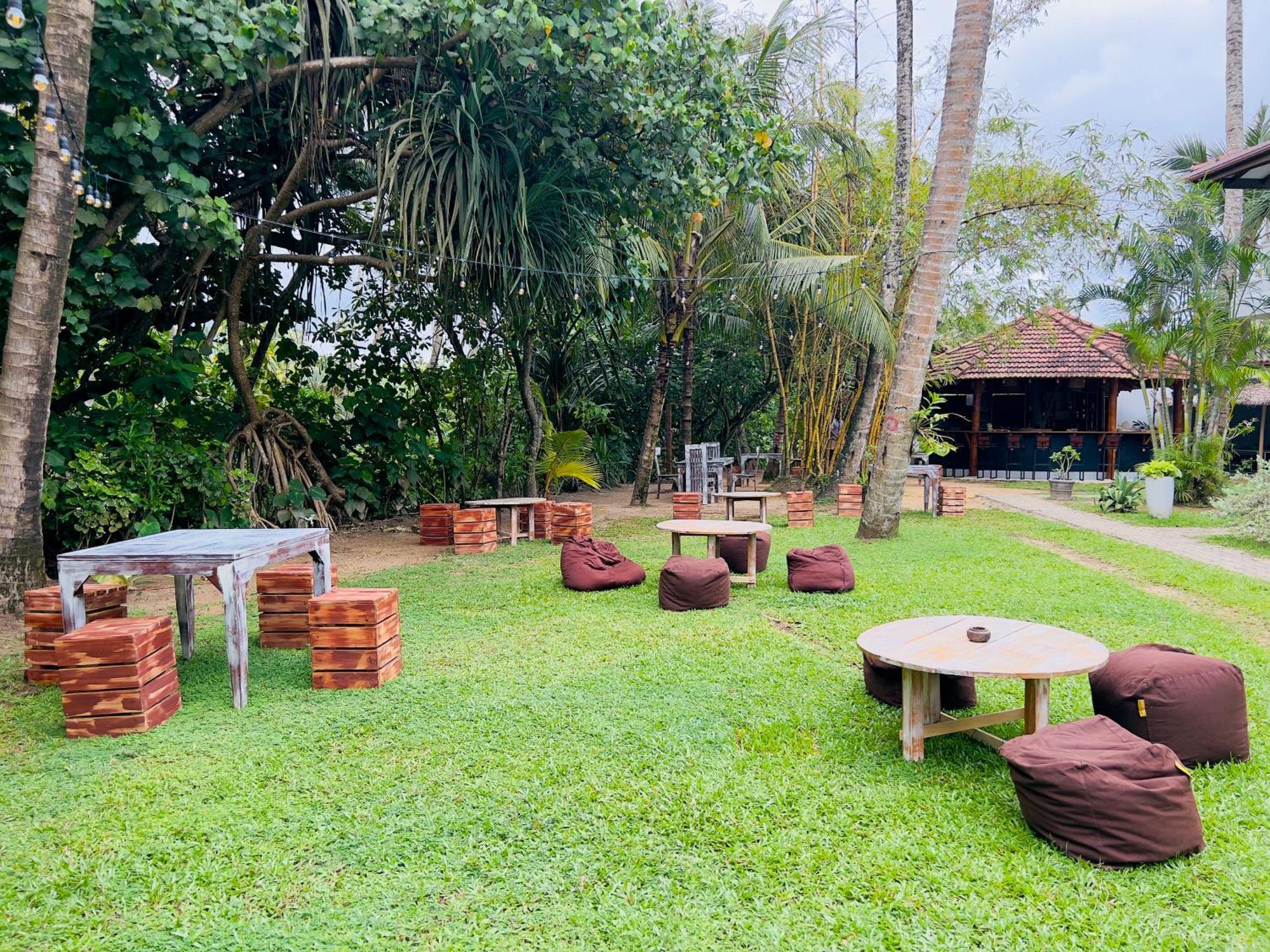 Pineapple Surf Hotel Ahangama Exterior foto